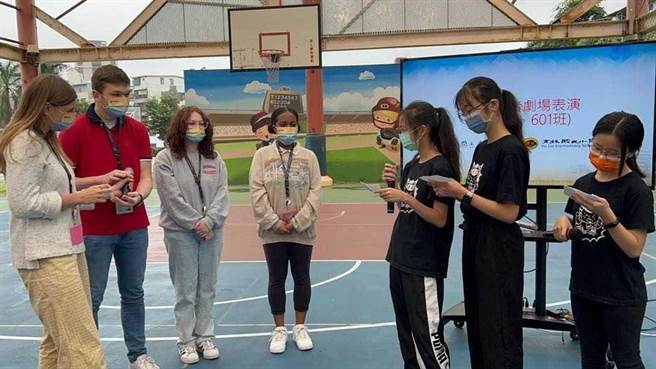 新北市育林国小与台大开启为期2个月的双语教育合作计画，邀请4名美国大学生进入校园，帮助学校完成英语活动。（育林国小提供）