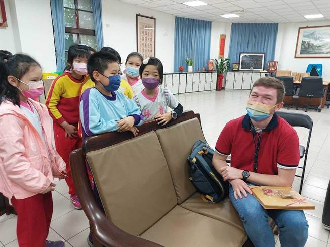 新北市育林国小与台大开启为期2个月的双语教育合作计画，邀请4名美国大学生进入校园，帮助学校完成英语活动。（育林国小提供）