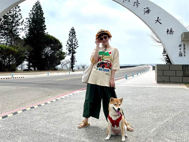 百白签入陈柏霖公司，和同事们到澎湖参加员工旅游兼「迎新」。（无敌影业提供）