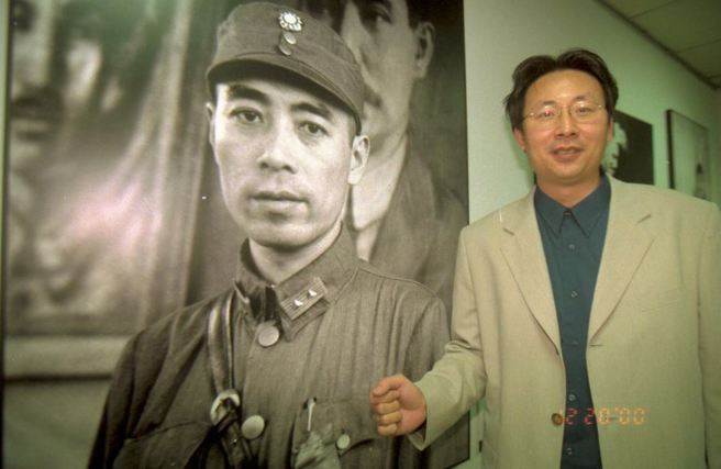 2000年中华文化復兴运动总会展出，台湾文史研究工作室的徐宗懋特别指出一幅中共总理周恩来曾是国军的照片，倍觉珍贵。（叶清芳摄）