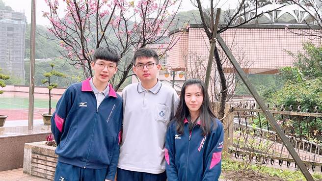 基隆二信高中学生张崴杰、陈柔颖、游翔任通过第8类群第一阶段筛选。（二信高中提供／陈彩玲基隆传真）