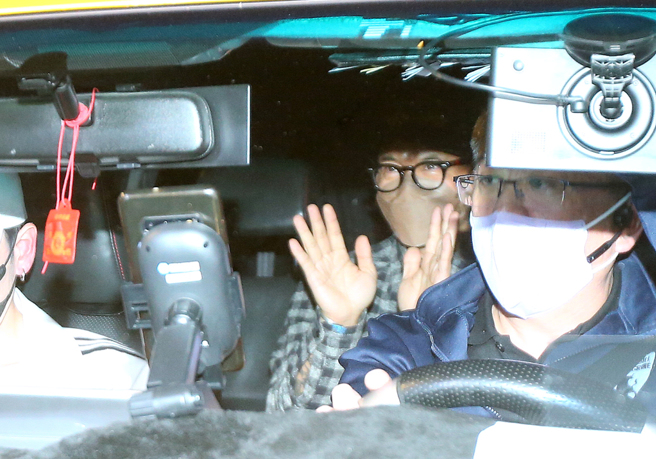 具俊晔20日凌晨0点从防疫旅馆出关 (粘耿豪摄)