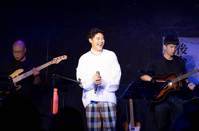 葉秉桓日前在後台咖啡開唱。（首符娛樂提供）