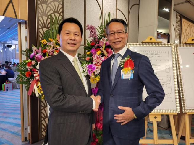（大高雄不动产开发公会理事长林咏盛（左），22日交棒给洪光佐（右）。图／顏瑞田）