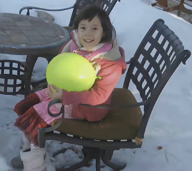 谷爱凌年纪还小笑容已能萌翻人。（图／取自陆网）