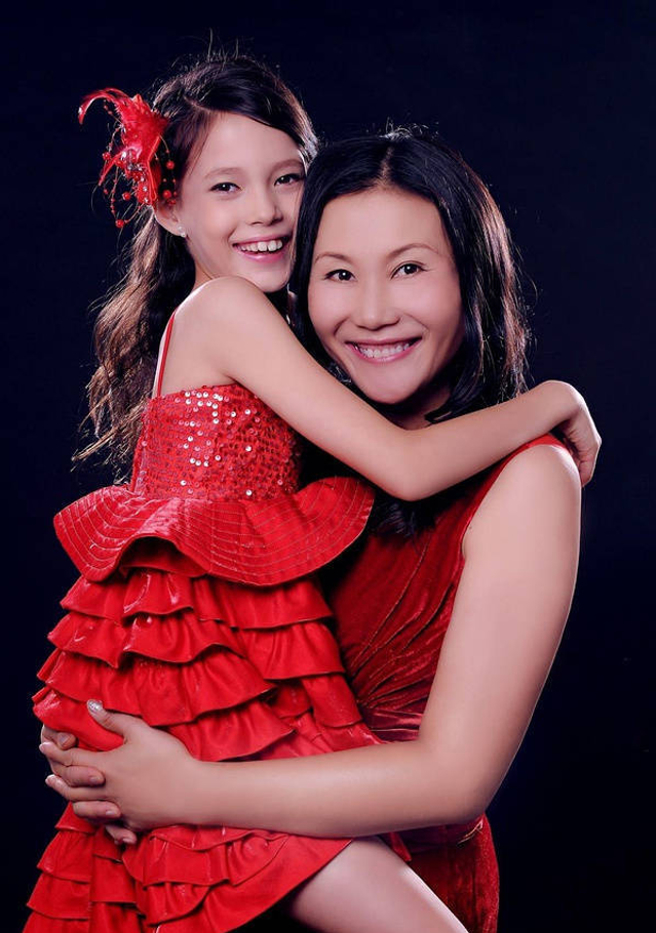 谷爱凌与妈妈的合照，从五官可看出母女相似度之高。（图／取自陆网）