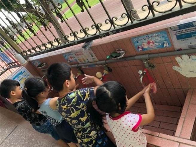 卫生局表示，急诊腹泻就医检测出病原多为诺罗病毒，手部卫生是预防诺罗病毒感染的重要关键，勤洗手以预防病毒性肠胃炎。（台中市卫生局提供／冯惠宜台中传真） 