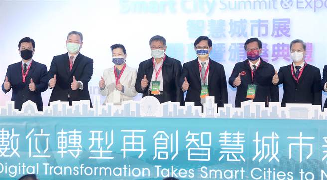 台北市長柯文哲（中）22日出席智慧城市展開幕暨頒獎典禮，偕同國發會主委龔明鑫（右起）、桃園市長鄭文燦、北市電腦公會榮譽理事長童子賢、經濟部長王美花等貴賓一同主持啟動儀式 。（鄭任南攝）