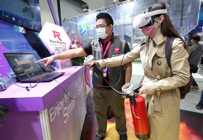 全球動力科技集團展出一款XR智慧防災模擬系統供參觀人士體驗，透過沉浸式情境演練，訓練消防員高壓環境應變力。（鄭任南攝）
