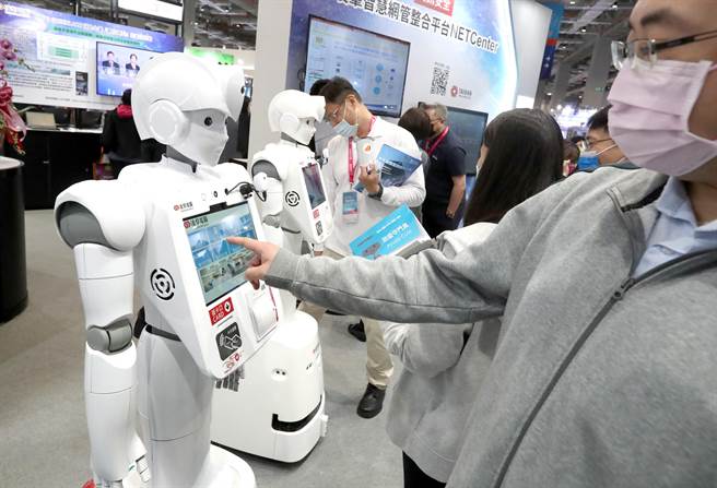 凌群電腦展出智慧型服務機器人AYUDA，具有人臉辨識、可移動、人形偵測、語音辨識、語音交談、視訊及自學地圖尋標導航等功能，以貼近成人身高的160公分高度，更易於互動，使服務對象倍感親切。（鄭任南攝）