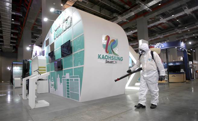 智慧城市展22日於南港展覽館開幕，卻在近午時分傳出有新冠肺炎確診人士的足跡進到南港展覽館，主辦單位立即清場，由消毒人員進入進行清消。（鄭任南攝）