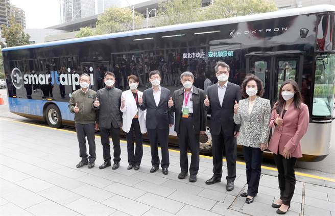 台北市長柯文哲（右4）在2022智慧城市展場外，與鴻海董事長劉揚偉（左4）、副市長黃珊珊（左3）等一同試乘鴻華先進科技自主研發電動巴士MODEL T。（鄭任南攝）