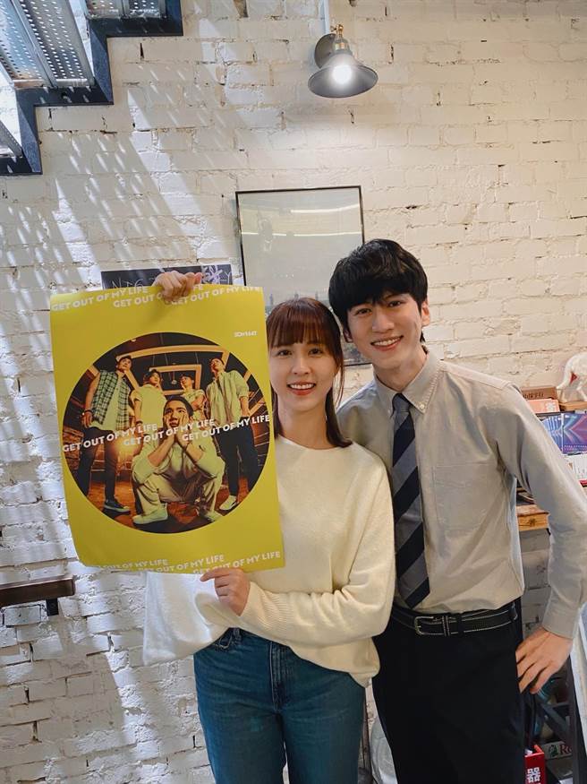 魏蔓與孫沁岳在〈回到這裡〉歌曲MV「再續前緣」。（星創意行銷提供）