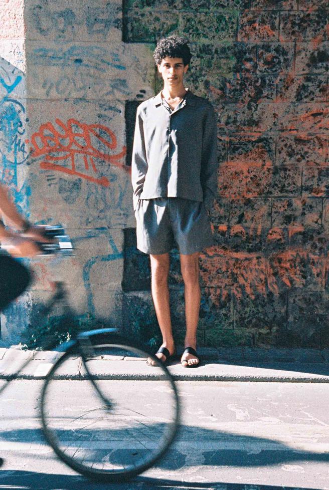 Peter Wu 2022春夏系列在服裝面料上選擇以科技馬德拉斯棉布、亞麻棉混紡以及循環利用的蠶絲嫘縈面料等作為主軸。（Peter Wu提供）