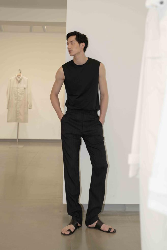 Peter Wu 2022春夏系列muscle tshirt （黑）美金140元，約台幣4000元、summer pants （ 條紋）美金645元，約台幣1萬8429元。（Peter Wu提供）