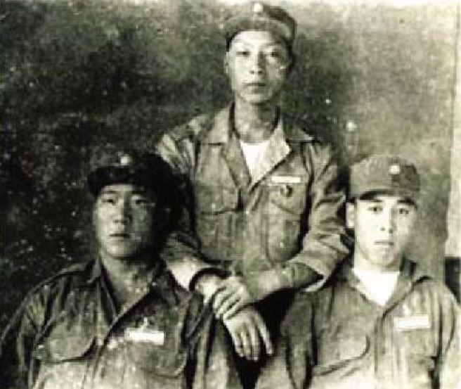 18岁被国民党抓兵离开河南省，国共内战后被抓又成了「八路军」，韩战时送前线「抗美援朝」，被美军俘虏，在济州岛克难战俘营待了三年，岳振、徐公亲、老袁三人选择来台，成了「反共义士」。三人在台如亲如故。（岳振提供）