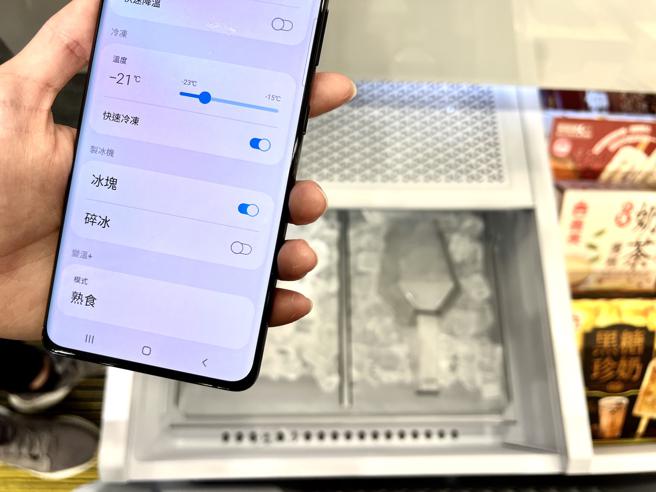 三星推出全新的BESPOKE 双循环四门旗舰冰箱内建了整合自动注水壶设计及双制冰机，能以APP去选择制作冰块或碎冰。（三星提供）