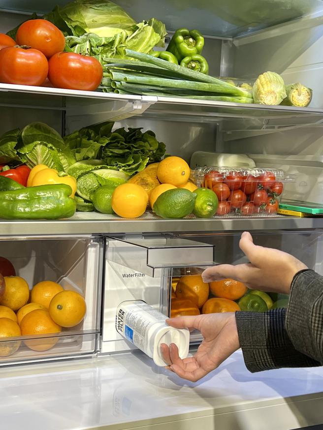 三星推出全新的BESPOKE 双循环四门旗舰冰箱，只要接上水管即能方便使用，配上半年换一次的滤芯，就能随时享受弓乾净的冰饮与冰块。（三星提供）