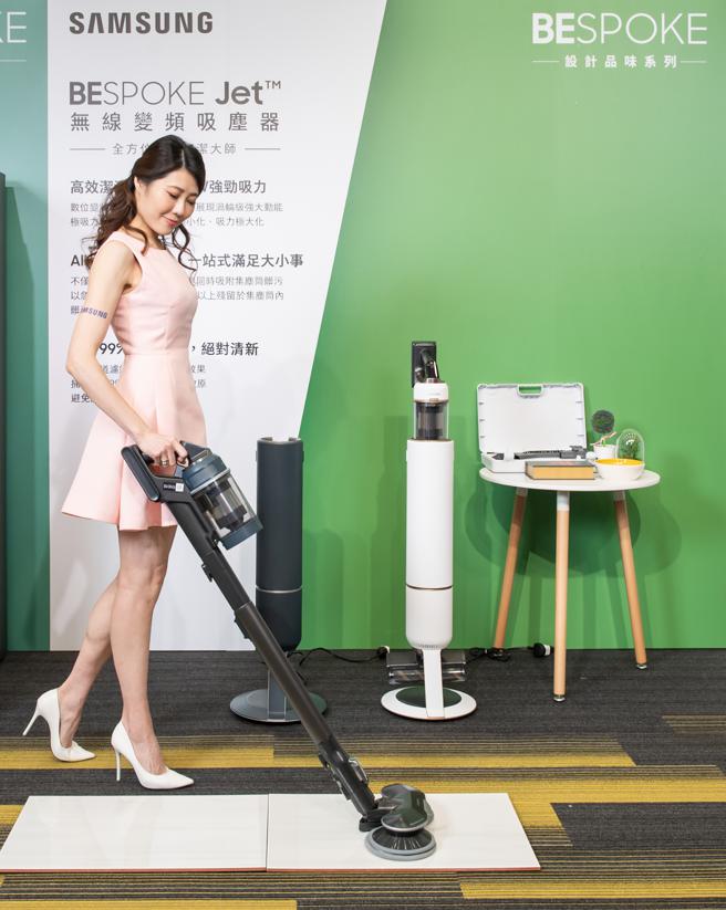 三星推出全新的BESPOKE Jet设计品味系列无线变频吸尘器，共夜幕蓝及皎月白两款，定价3万4900元；25日到6月30日前买即赠多工万用四件套组。（三星提供）