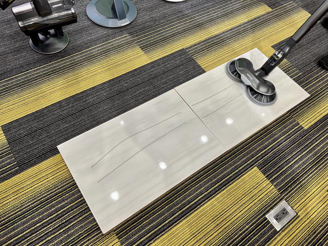 三星推出全新的BESPOKE Jet设计品味系列无线变频吸尘器，夜幕蓝版本具备双向净旋湿拖功能，全新自带水箱设计，一体集结多种便利功能。（三星提供）