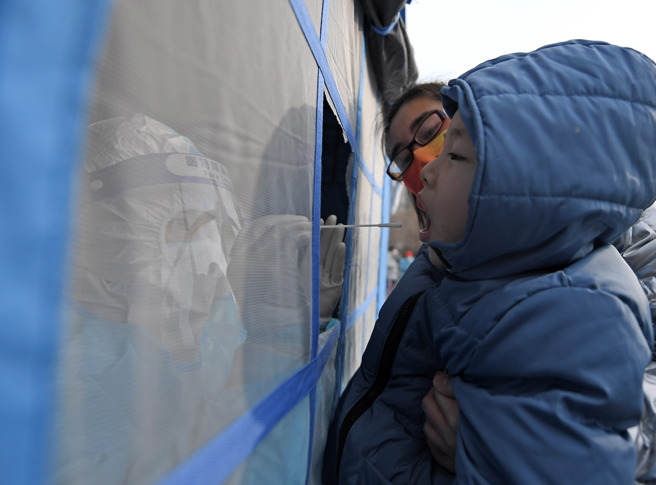 大陆国家卫生健康委疫情应对处置工作领导小组专家组长梁万年22日表示，疫情持续两年多，难免麻痹松劲，因此还要特别强调「提高认识、统一思想」，要克服侥幸心理和麻痹情绪非常重要。（新华社）