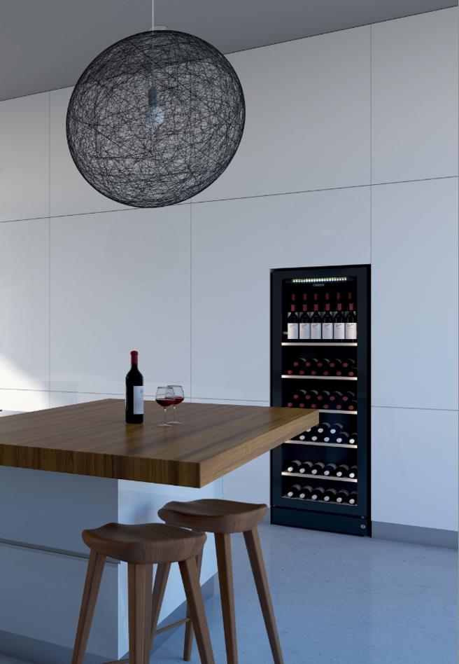 伊莱克斯全新推出旗下专业红酒柜品牌Vintec独立式酒柜，以最了解葡萄酒生命及单寧层次的「藏酒五大黄金法则」，去模拟天然地下酒窖的存酒环境。（伊莱克斯提供）★中时新闻网关心您：喝酒过量，有碍健康！
★中时新闻网提醒您：酒后不开车，安全有保障