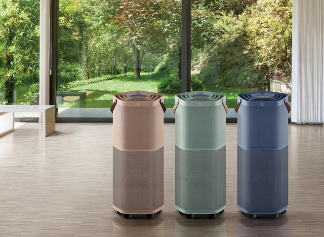 伊莱克斯推出全新的Pure A9.2高效能抗菌空气清净机，定价2万3900元起；5月31日前买伊莱克斯大、小家电产品、6月7日前注册产品再抽抽中独立式10人份洗碗机。（伊莱克斯提供）