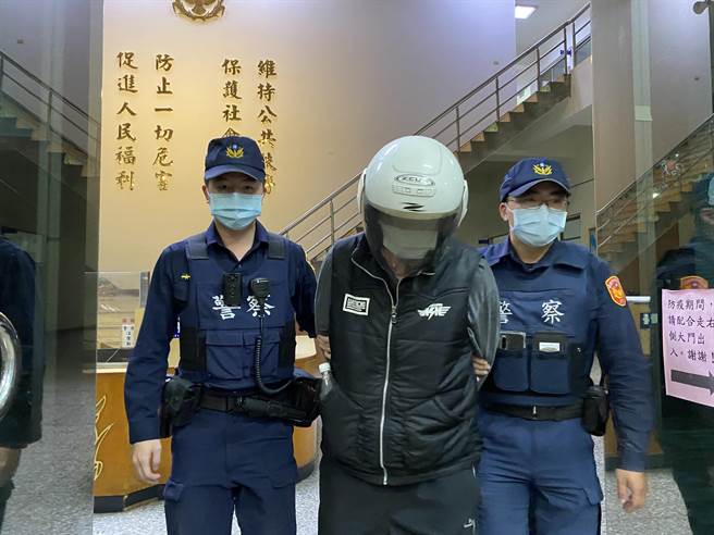 嘉義市警方今晚將凶嫌陰經龍依殺人罪嫌移送嘉義地檢署。（廖素慧攝）