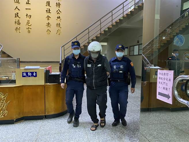 陰經龍涉嫌殺害女友，嘉義市警方今晚依殺人罪嫌移送嘉義地檢署。（廖素慧攝）