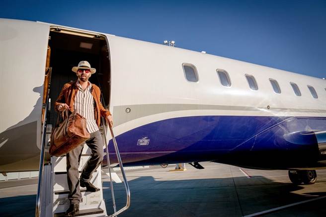 尼可拉斯凯吉在《超吉任务》中极尽无厘头又挖苦自己的演出。（车库娱乐提供）