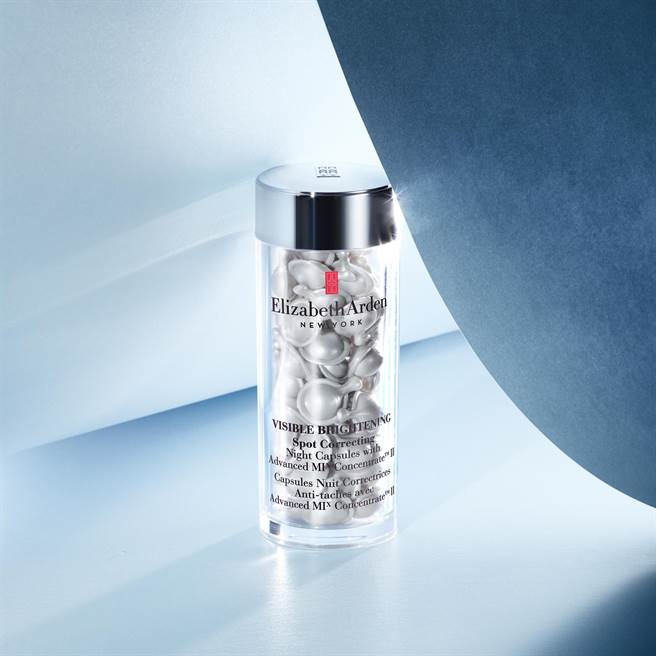 购买新品 ＃淡斑小银胶，即可获得时空还原再生露20ml以及艾地苯奢华肌密精粹5ml，等于用64折的价格买到超豪华保养组合。（伊丽莎白雅顿提供）