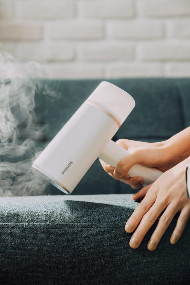 全新飞利浦可折迭轻巧挂烫机「元气筒」，不仅衣物皱折，还能连布料家饰都一起搞定，更诉求高温蒸气1分钟杀菌99.9%和杀螨100%。（飞利浦提供）