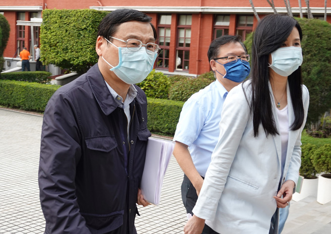 立法院25日将处理18岁公民权修宪案，立法院长游锡堃坦言修宪需要国民党支持才会过，否则将一事无成。国民党团总召曾铭宗（左）强调，国民党支持18岁公民权，但民进党却只有政治考量，不尊重在野党。（资料照，姚志平摄）