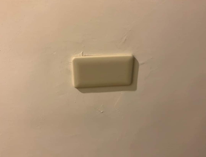 許多人好奇家中的「無孔插座」到底能幹嘛？真實用途曝光，高低位置竟然有差。