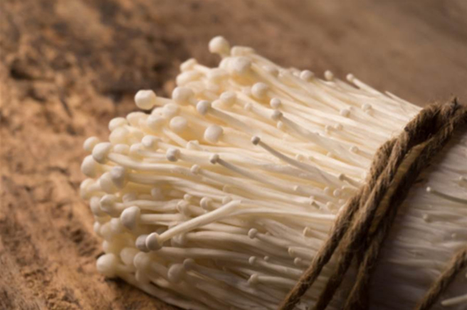 彰化金针菇出口外销美国，遭加州卫生机关检验出含有致命的李斯特菌，全数下架收回。(示意图／shutterstock)