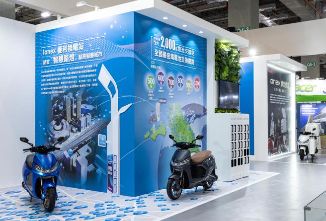 在本届的智慧交通展区上，光阳首度曝光全新概念应用的「智慧路灯」。（光阳提供）