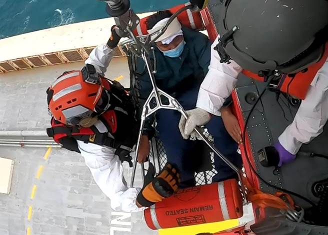 空勤总队顶着海象浪高2-3公尺、风速31浬进行救援。（内政部空勤总队提供）