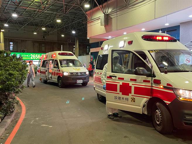 蒙古籍货轮「PRESTIGE」号，7名获救船员晚上6时许，全送到梧栖童综合医院救治中。（童医院提供）