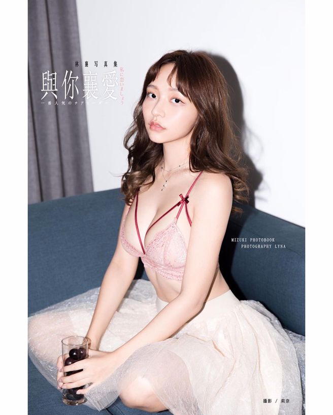 林襄第二本写真封面辣图邀襄民4选1，图为「D. 葡萄」。（图／取自林襄IG）