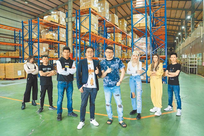 美而快總經理王志仁（左四）攜手直播教父，一次整併888拍賣網（左二）、叫賣哥（左三）、公主派對（右一、右三）等八家頂級直播頻道。圖／業者提供