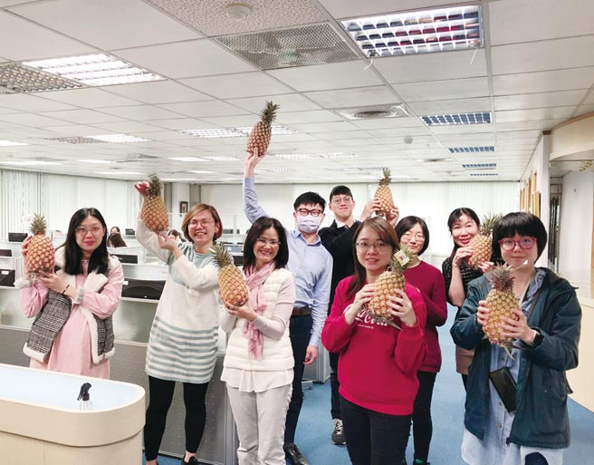 先前受疫情影响，为帮助果农解决滞销凤梨，公司赠与员工们数十箱。图／业者提供
