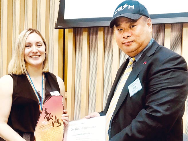 台湾国际工商人才发展交流协会理事长张友义（右）致力推广职场英文教学。图／业者提供