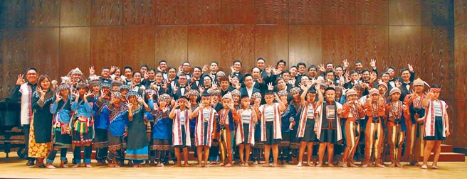 公胜保经总经理蔡圣威与兴中国小校长郭基鼎亲临现场，以实际行动开创未来，让爱的乐声扬起希望。图／业者提供