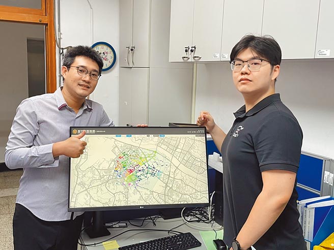新竹市警察局保安科錄影監視系統小組負責人警務員柯維然（左）與楊士霆展示與研鼎合作的新建置警察局智慧地理資訊系統。圖／業者提供