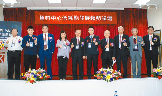 高力董事长韩显寿（左五）邀请经济部能源局节能管理组组长高淑芳（左四）、桃园市经发局局长郭裕信（右五）及多位产学专家一起揭开论坛序幕。图／傅秉祥