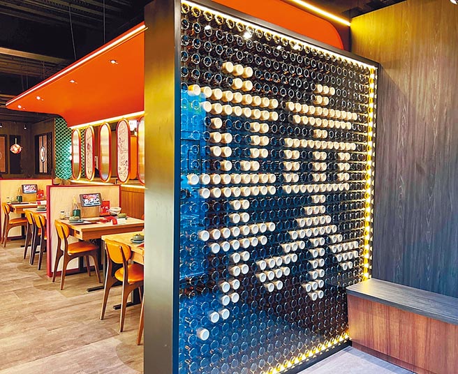 「向辣」网美打卡墙「心之所向，想辣就辣」。图／王品集团提供