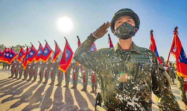 对台湾提升自卫能力，朝野两大党都认为应检讨兵役制度。图为陆军第八军团日前举行步兵117旅成军典礼，官兵精神抖擞、士气高昂。（军闻社）