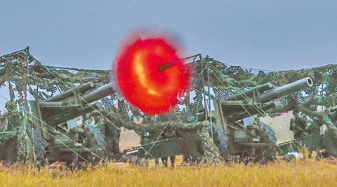 台湾每2年就有一次选举，没有一位三军统帅愿意和年轻选票过不去，牺牲政党利益。图为国军第一作战区16日破晓时分实施「镇疆操演」，过程中各型火炮依序射击，图为155公厘榴炮射击。（军闻社）