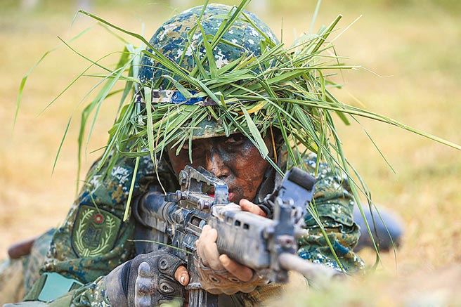 兵役制度在台湾是个政治问题，蓝绿都一样，没有三军统帅会和年轻选票过不去。图为三军九校院入伍生团综合验收。（摘自中华民国陆军脸书）