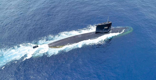 由于疫情与俄乌战事，世界的供应链大乱，潜舰国造部分装备来自欧洲，能否于明年9月下水，存有变数。图为海军舰艇。（军闻社）